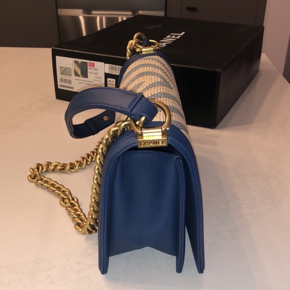 Chanel Boy Bag Chevron Ivory/Blue - Picture 8 of 12